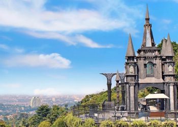 Bak Antrian Sembako, Dago Bakery Punclut Bandung Dipadati Wisatawan