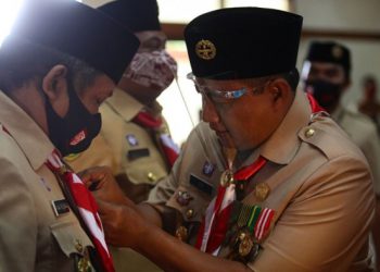 Wakil Wali Kota Bandung Terima Lencana Dharma Bakti dari Kwarda Jabar