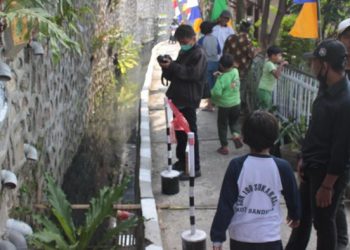 Kreatifitas Milenial di Ledeng Bandung Ubah Selokan Bau Menjadi Kolam Ikan Bersih