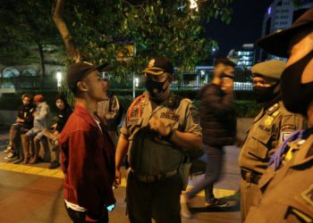 Tim Gabungan Tindak Warga dan Pelaku Usaha yang Melanggar AKB di Sumur Bandung