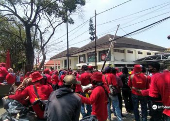 Tuntut 2 Hal, Serikat Pekerja Unjuk Rasa di PN Kota Bandung