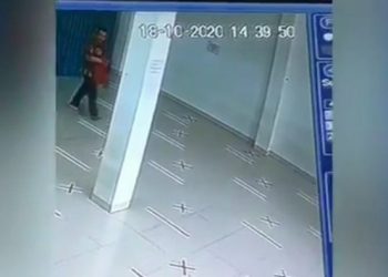 Viral Video Pria Mencuri Tas di Masjid Cimahi dengan Modus Pura-pura Salat