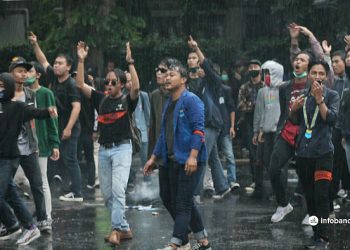 Diguyur Hujan Deras, MIM Kota Bandung Bersikeras Geruduk Gedung DPRD Jabar