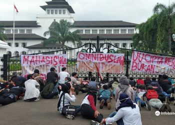 Gelar Aksi, Mahasiswa di Bandung Bersikeras Menolak Omnibus Law