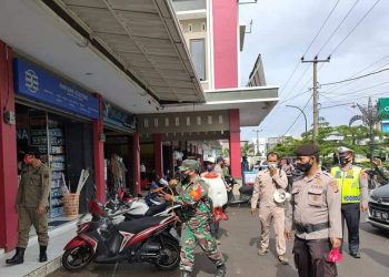 Sosialisasi PPKM, Petugas Gabungan Sambangi Pasar Cikijing