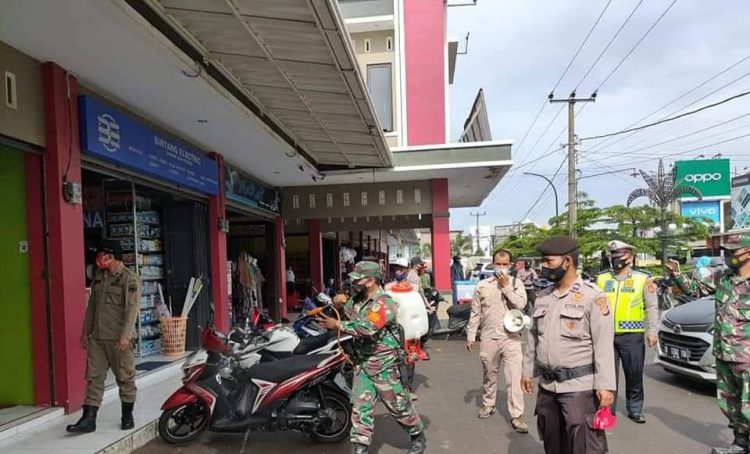 Sosialisasi PPKM, Petugas Gabungan Sambangi Pasar Cikijing