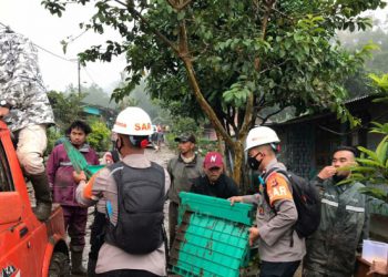 Banjir Bandang Melanda Puncak Bogor, Tim SAR Sat Brimob Polda Jabar Terjun Langsung Ke Lokasi
