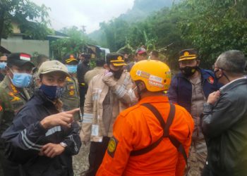 Kapolres Bogor Bersama Dandim, BPBD dan Kasat Pol PP Cek Para Pengungsi Korban Banjir Gunung Mas