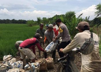 Tim Patroli Sat Brimob Polda Jabar Cek Ketahanan Pangan di Pasar Cipanas