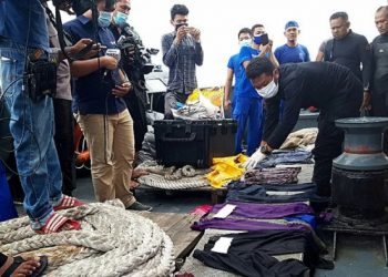 Tim Penyelam Temukan Gaun Pengantin Putih hingga Seragam Pramugari Sriwijaya Air