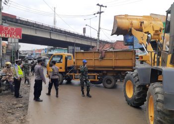 Tim Gabungan Gotong Royong Bersihkan Sampah Pasca Banjir Pamanukan