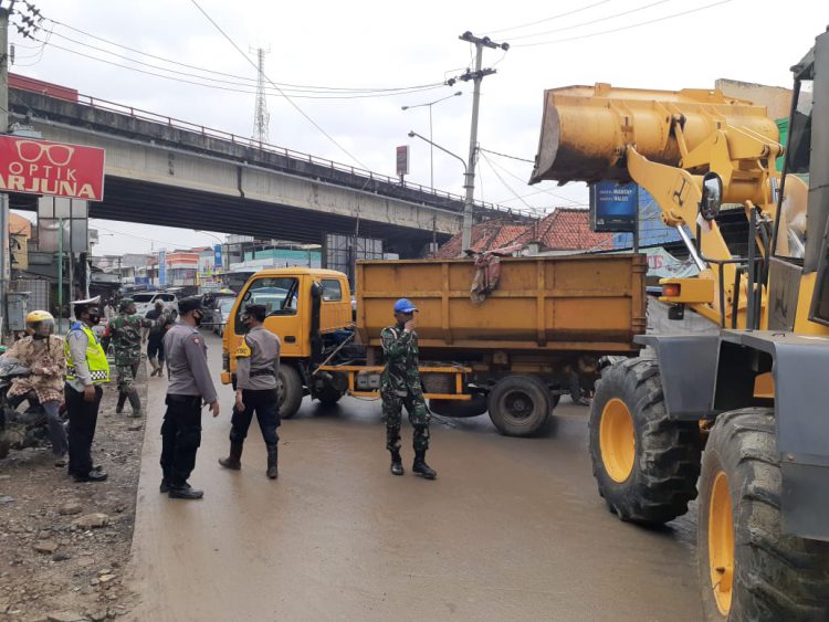 Tim Gabungan Gotong Royong Bersihkan Sampah Pasca Banjir Pamanukan
