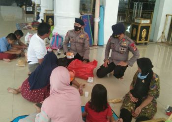 Polda Jabar Berikan Bantuan Obat-obatan untuk Korban Banjir Karawang