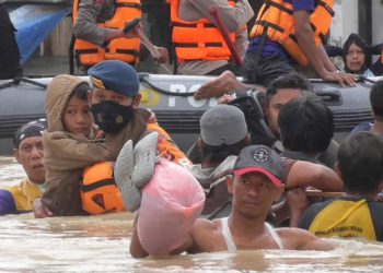 Terkendala Arus, Petugas Tetap Gencar Lakukan Evakuasi Korban Banjir Pamanukan