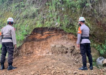 Sat Brimob Polda Jabar Pantau Tebing Rawan Longsor di Lembang