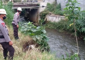 SAR Sat Brimob Polda Jabar Cek Sungai di Desa Cikidang Lembang