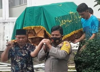 Polisi Ikut Usung Keranda Jenazah Warga di Majalengka