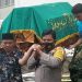 Polisi Ikut Usung Keranda Jenazah Warga di Majalengka