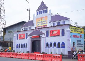 Hibur Pemudik yang Diputar Balikan, Polisi “Pindahkan” Gedung Sate di Cileunyi