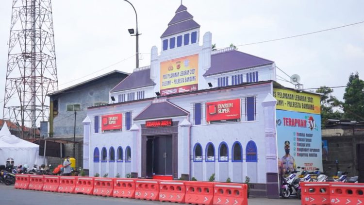 Hibur Pemudik yang Diputar Balikan, Polisi “Pindahkan” Gedung Sate di Cileunyi