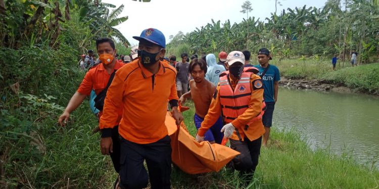 Polisi Berhasil Evakuasi Korban Tenggelam di Sungai Cimanuk Lama