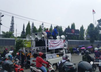 Ratusan Buruh di Kota Bandung Demo Tuntut Gaji dan THR