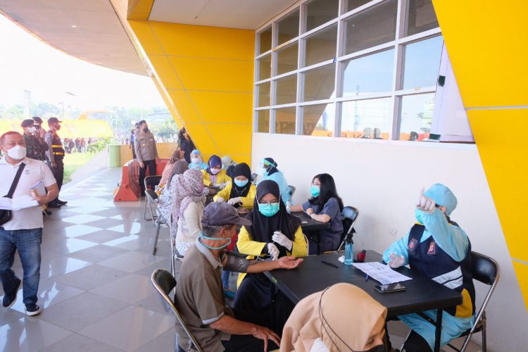 Polda Jabar Gelar Vaksinasi Massal di Arcamanik, 5.000 Orang Jadi Target