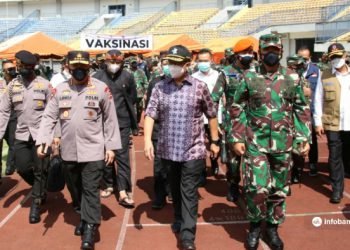 Panglima TNI-Kapolri dan Menkes Tinjau Vaksinasi Massal di Stadion GBLA