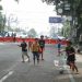 Warga Bandung Manfaatkan Penutupan Jalan untuk Bermain Bola hingga Berswafoto