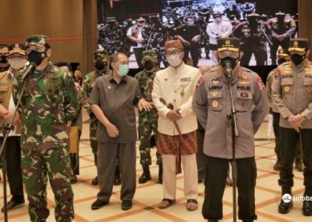 Kapolri dan Panglima TNI Tinjau Vaksinasi Massal di Bandung