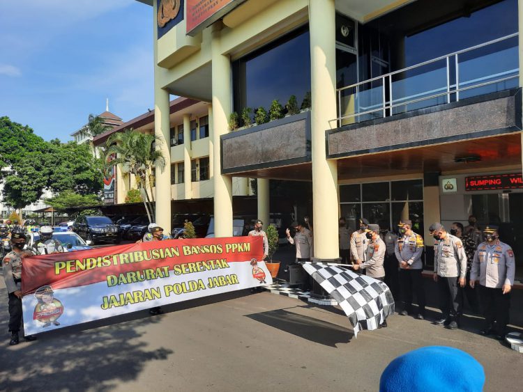 Polda Jabar Bagikan Bantuan PPKM Darurat Untuk Warga