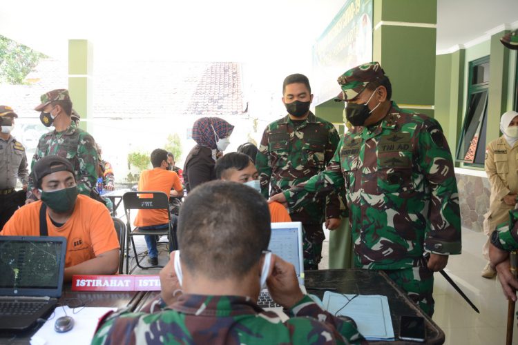 Pangdam III Siliwangi Tinjau Vaksinasi dan Terima Ambulance di Purwakarta