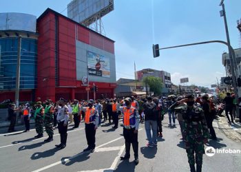 Pengendara di Simpang Lima Bandung Berhenti Sejenak Nyanyikan Indonesia Raya