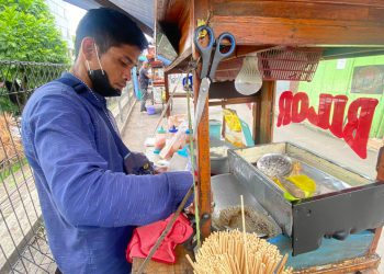 Cerita Penjual Telur Gulung di Bandung, Bisa Hasilkan Omzet Jutaan Perbulan