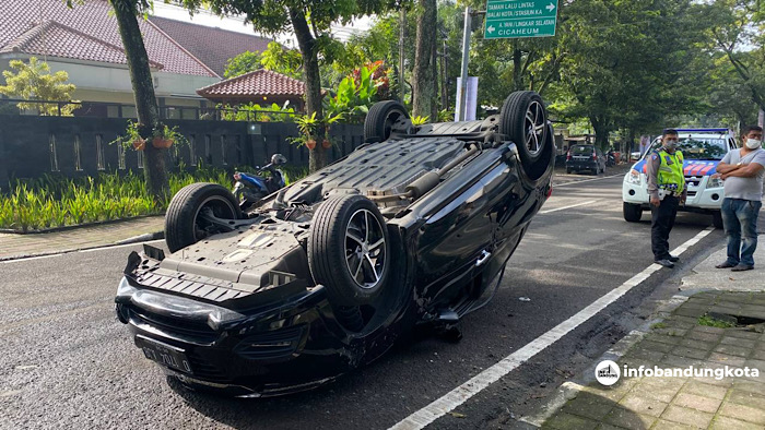 Info Bandung Kota - Akibat Pengemudi Mengantuk, Mobil Tabrak Tiang ...