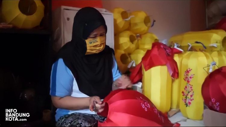 Berkah Imlek bagi Pengrajin Lampion di Kota Bandung