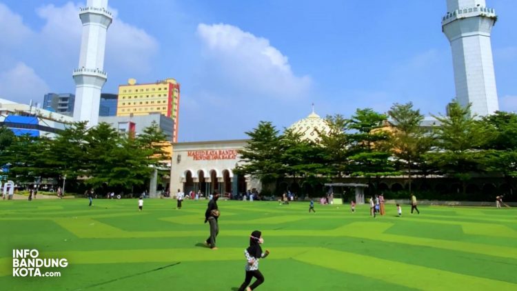 Pengunjung Membludak hingga Tak Menjaga Kebersihan, Taman Alun-alun Kota Bandung Ditutup