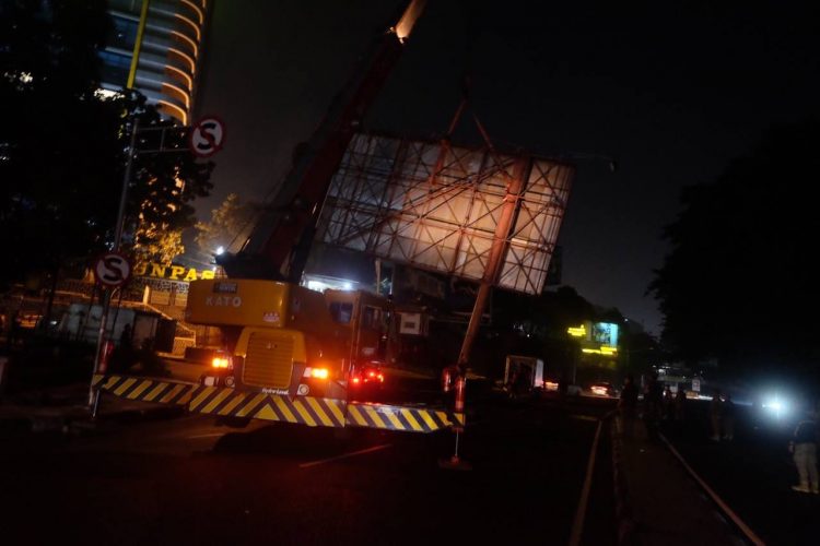 Satpol PP Tertibkan 16 Titik Reklame Ilegal di Jalan Wastukancana