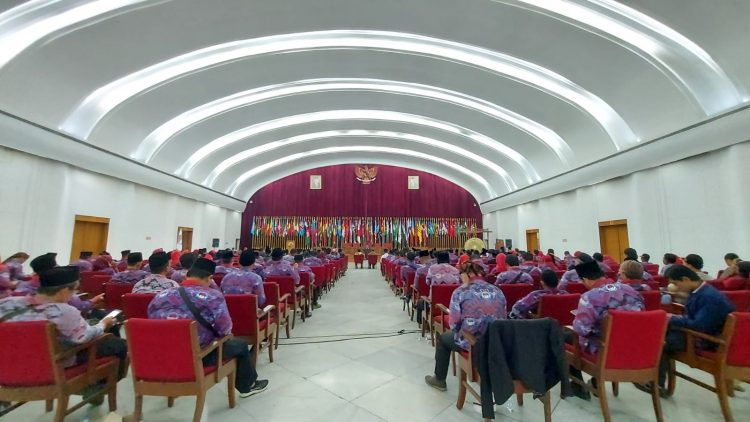 Ribuan Perangkat Desa Seluruh Indonesia Doa Bersama di Bandung