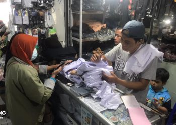 Sambut Tahun Ajaran Baru, Penjualan Seragam Sekolah Meningkat