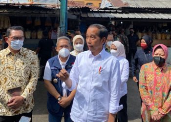 Kunjungan ke Bandung, Jokowi Salurkan Bantuan di Pasar Cicaheum