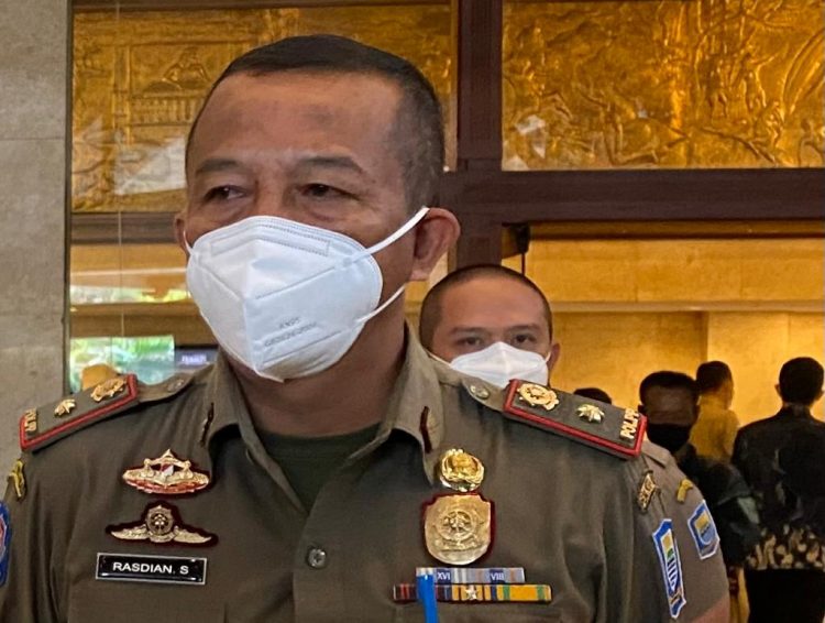Pemkot Bandung Tertibkan Sejumlah Reklame Ilegal