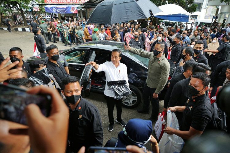 Ratusan Pedagang Pasar Kosambi Terima Bantuan dari Presiden Jokowi