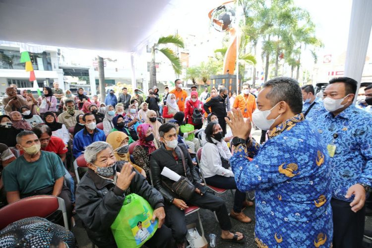Pemkot Bandung Salurkan Bansos Rp 7 Miliar Kepada 15.280 Keluarga Penerima Manfaat