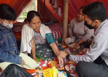 Polri Lakukan Pengecekan Kesehatan Intens Di Tenda Pengungsian