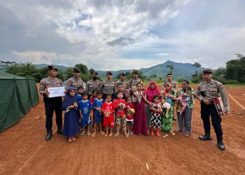 Polri Ajak Anak Korban Gempa Bermain Bola Sebagai Bentuk Trauma Healing