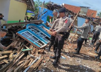Polri Bersihkan Puing-Puing Pasca Gempa Cianjur