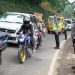 Polri Gatur Lalu Lintas Di Depan Warung Sate Shinta Untuk Kelancaran Aktifitas Kendaraan Pasca Gempa Bumi Cianjur