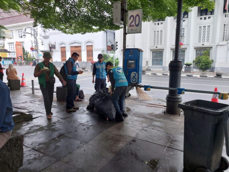 Gercep! Petugas Kebersihan Kota Bandung Bereskan Sisa Sampah Malam Tahun Baru