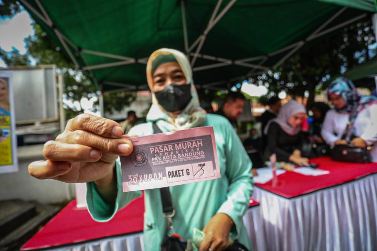 Bantu Masyarakat, TP PKK Kota Bandung Gelar Pasar Murah